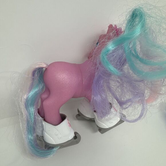 2003 Hasbro My Little Pony Glitter Glide Ice Dancing Pony with all 4 Skates - Picture 5 of 7